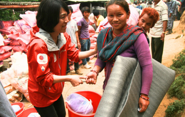 ネパールで支援物資を手渡す古川