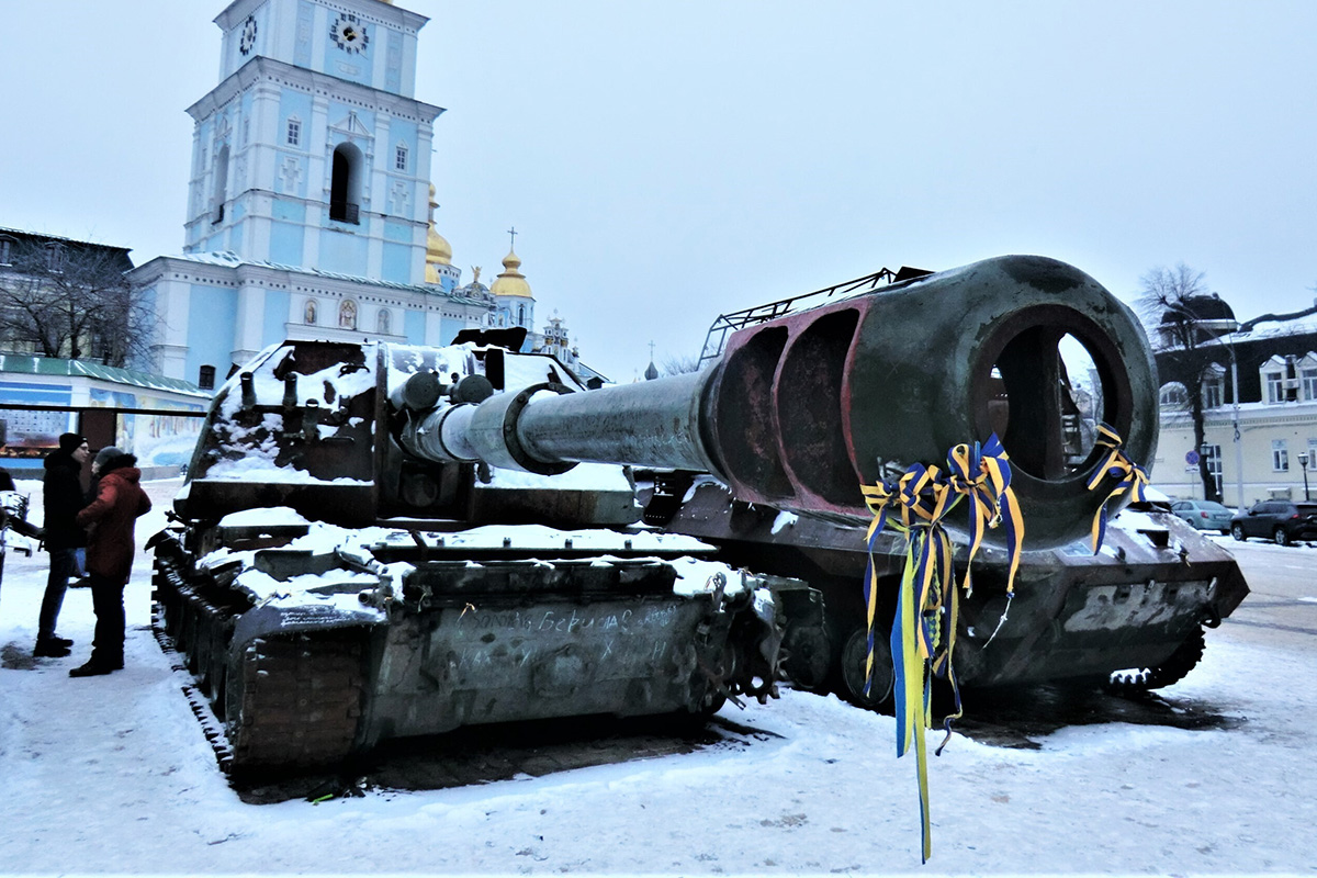 雪の中に停められた戦車・装甲車