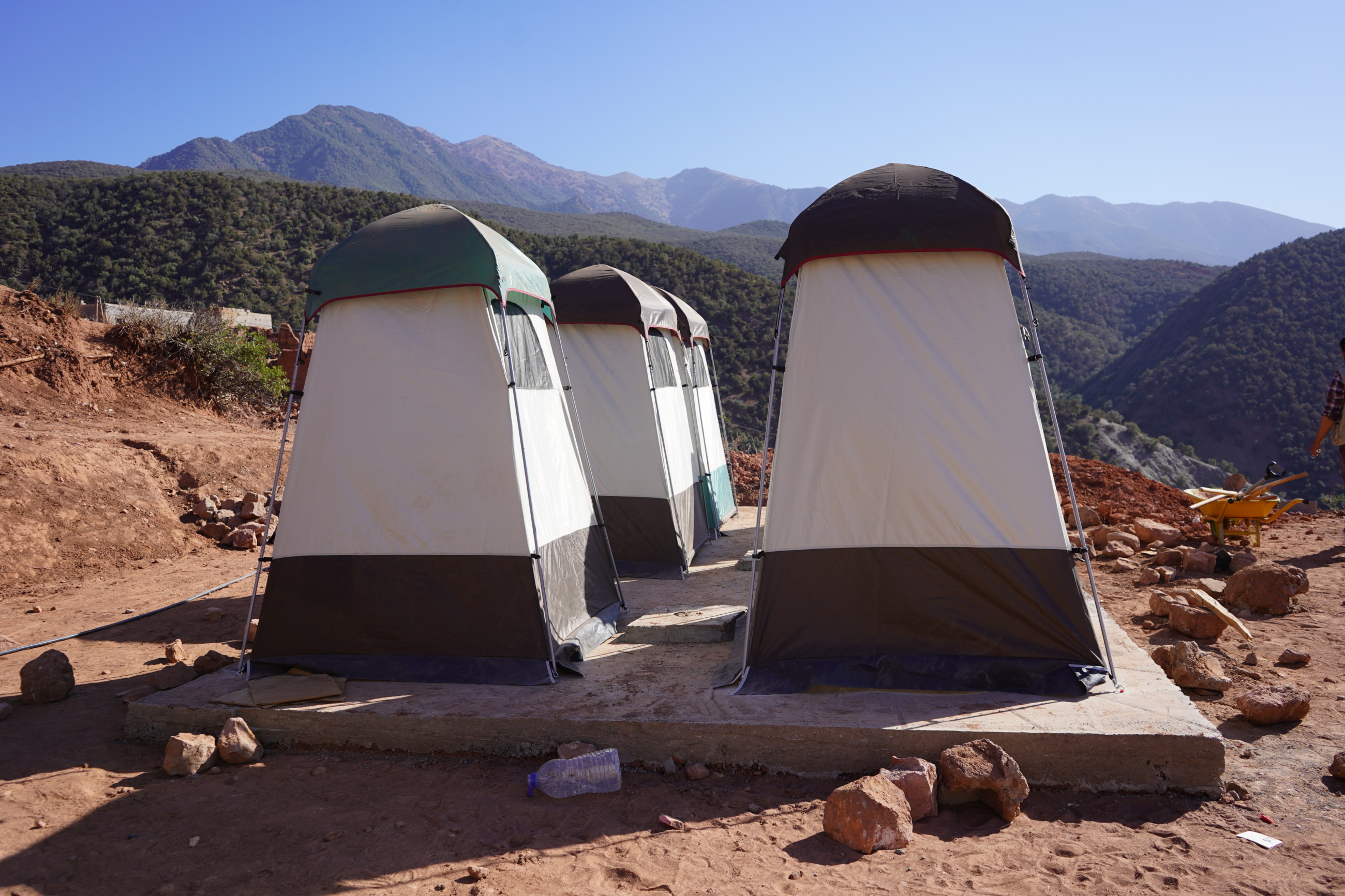 小型テントで囲ってプライベート空間を確保したトイレ