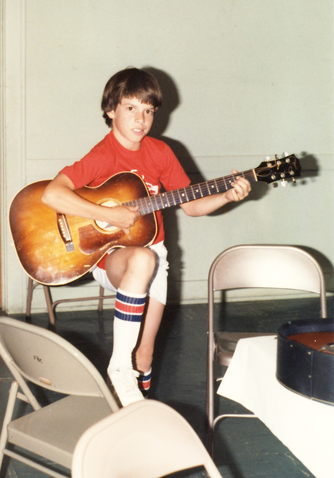 ギターをひいているパックンの子ども時代の写真