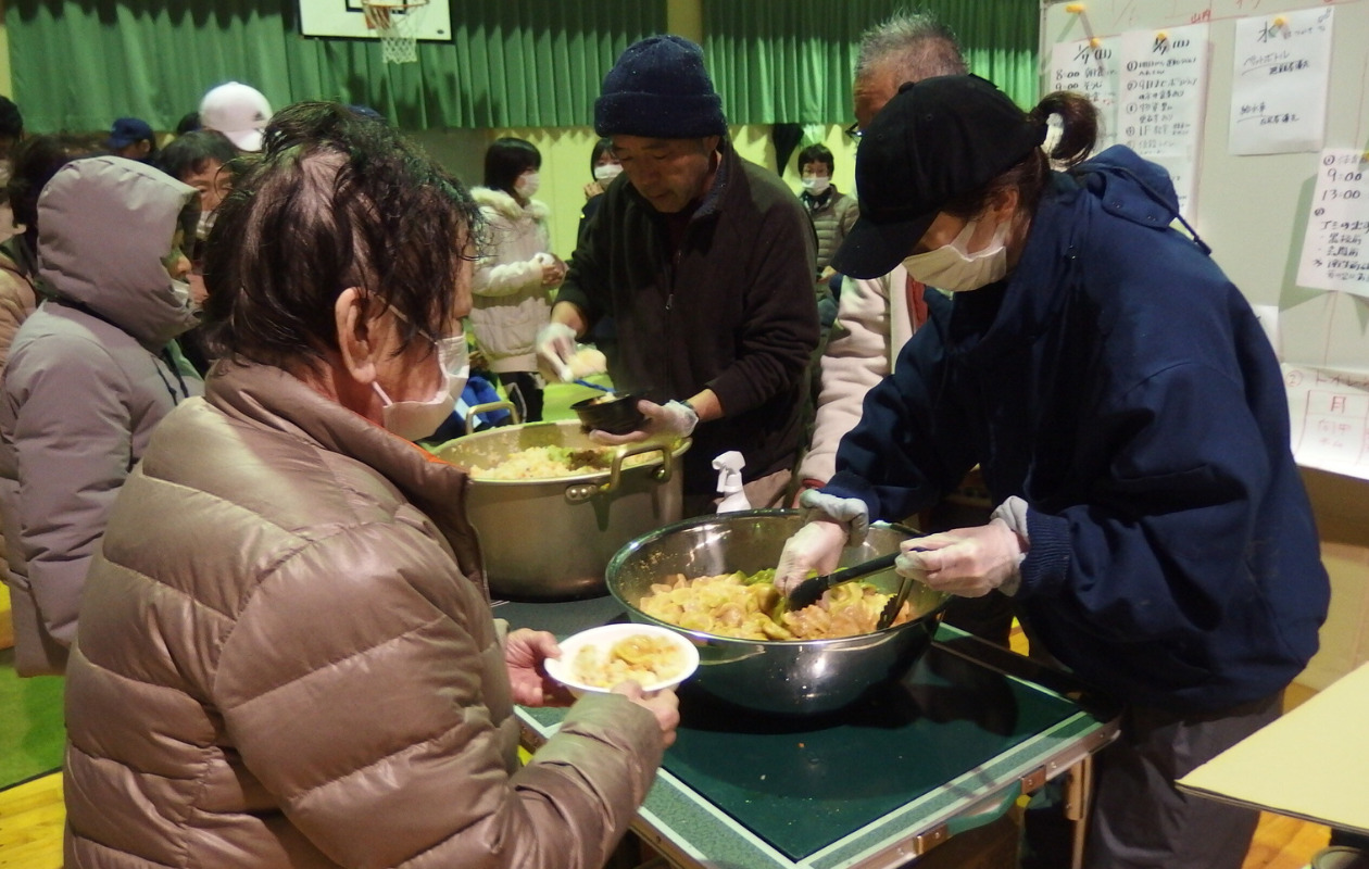 A victim woman receiving dumplings at AAR's soup kitchen.