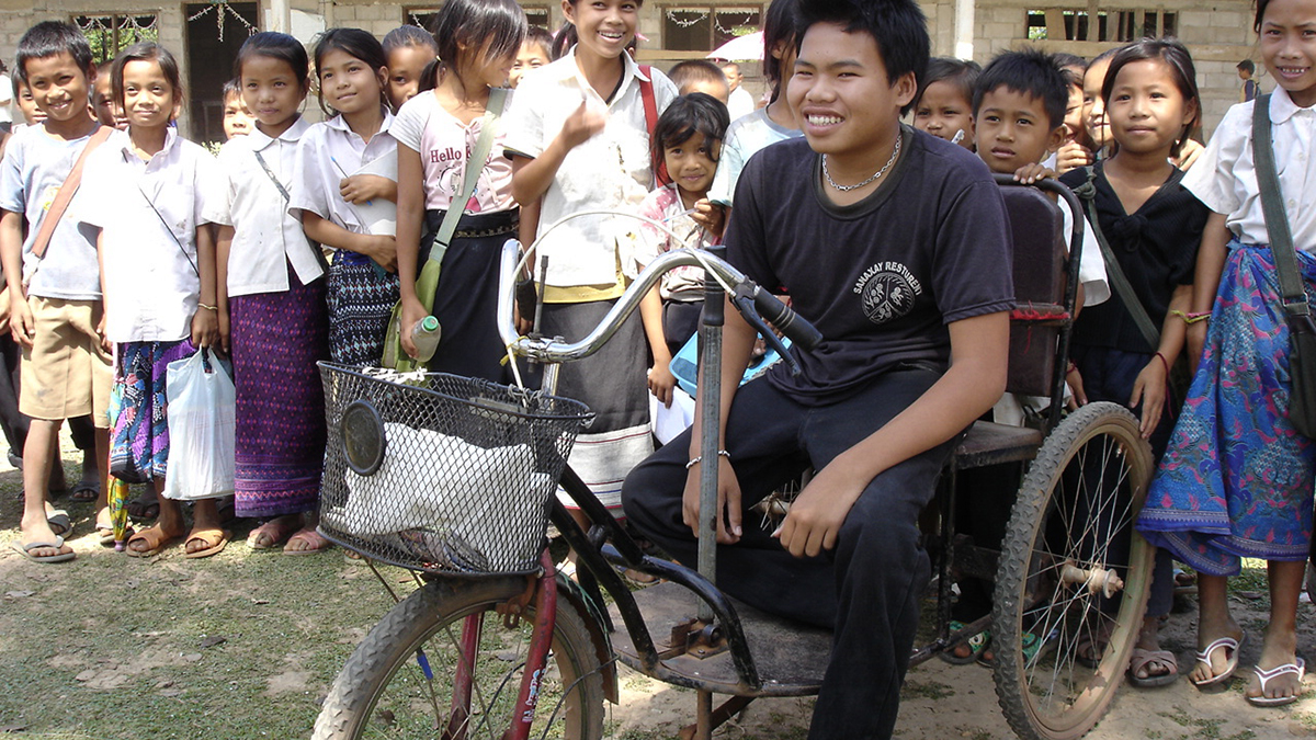 自転車に乗った男の子を他の子が囲んでいる