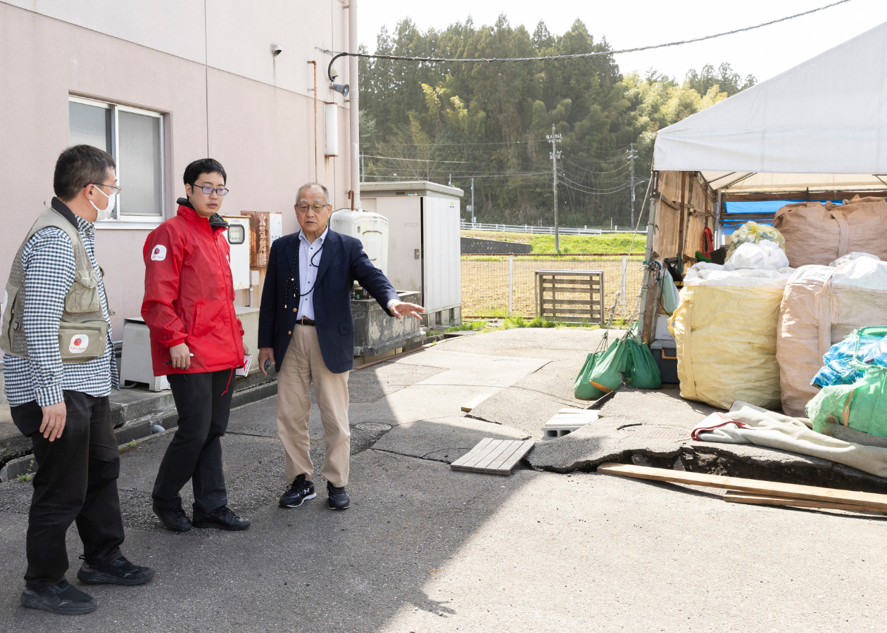 施設の横にある作業場で、本田理事長の説明を聞く、AAR職員