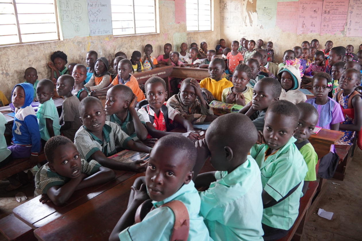 教室で学ぶ難民の子どもたち=ウガンダ西部2024年