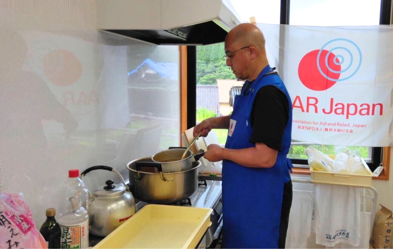 鍋料理をする男性