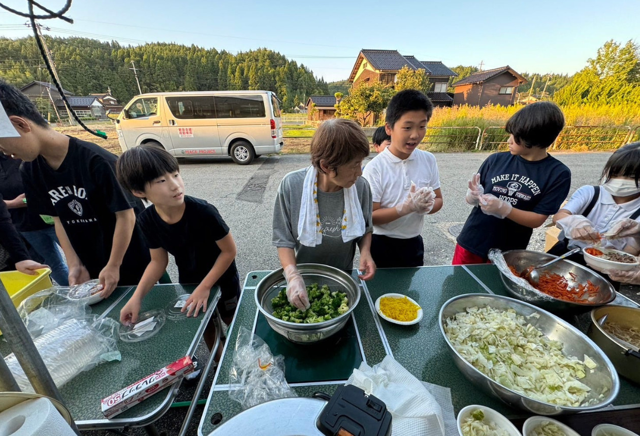 子どもたちが炊き出しをしている