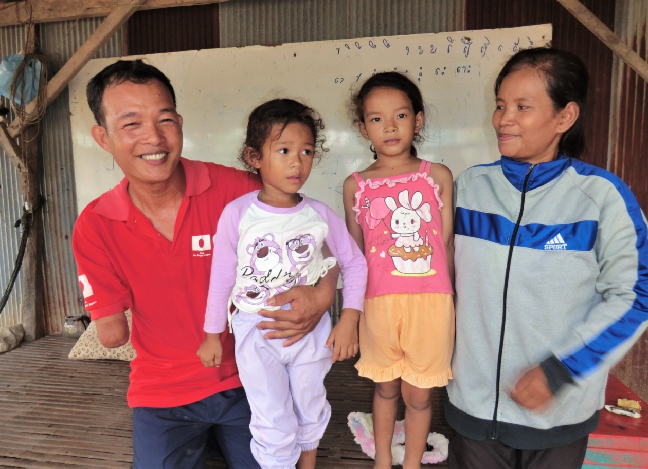 ニエムさんと妻と２人の子ども