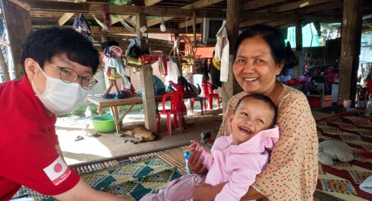 駐在員と親子の笑顔