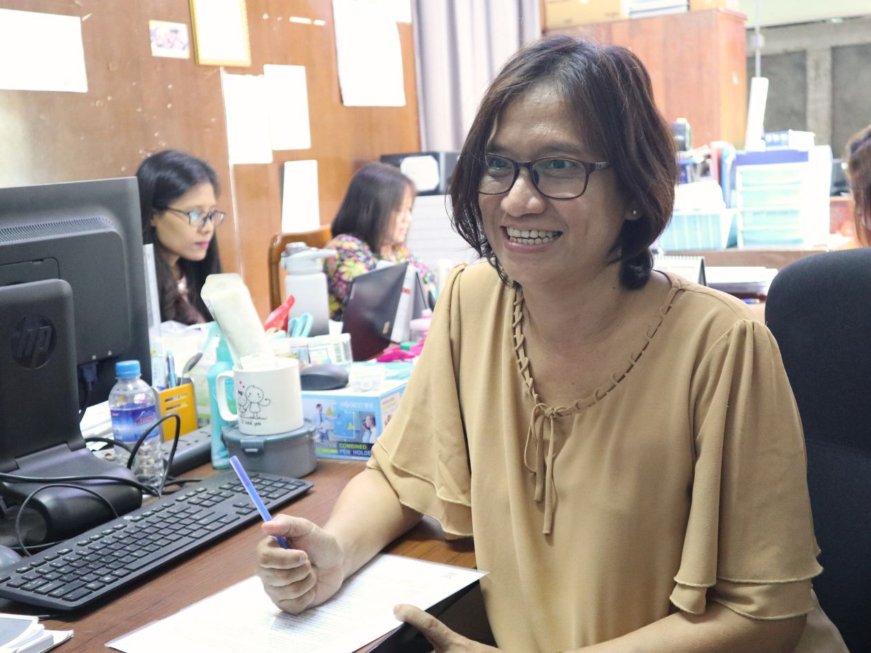 インタビューに答える女性