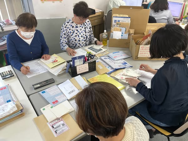 書き損じハガキ仕分け作業