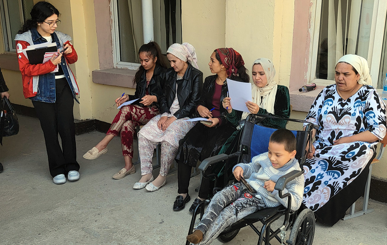 保護者にインタビューをするAAR職員の写真