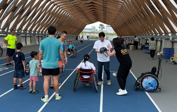 レース用車いすを試乗