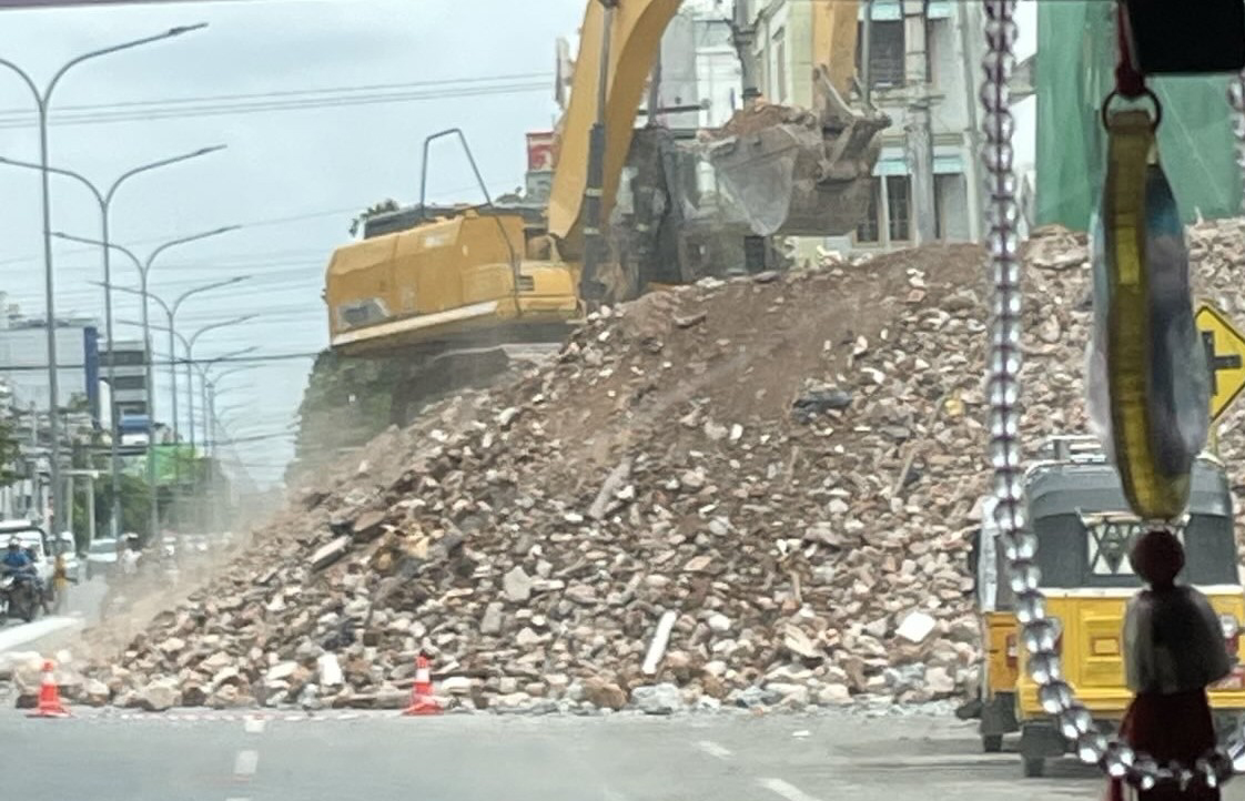 ガレキの山の上に重機