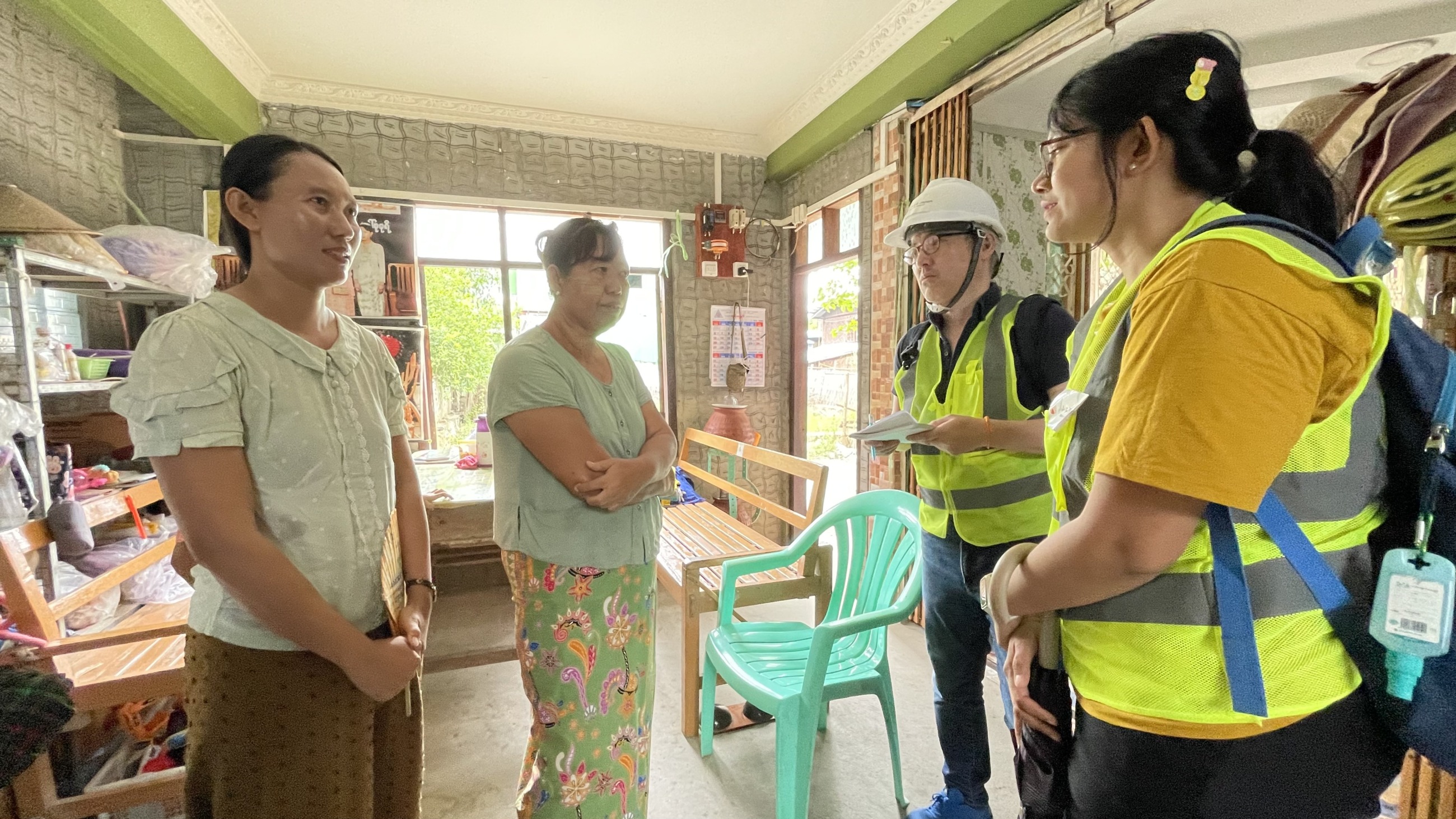 被災者の話を聞く、AAR職員