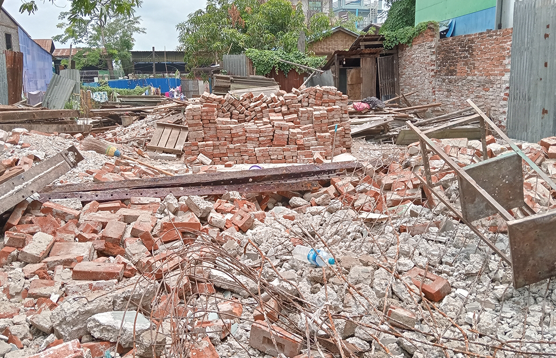 ガレキで覆われた家の敷地