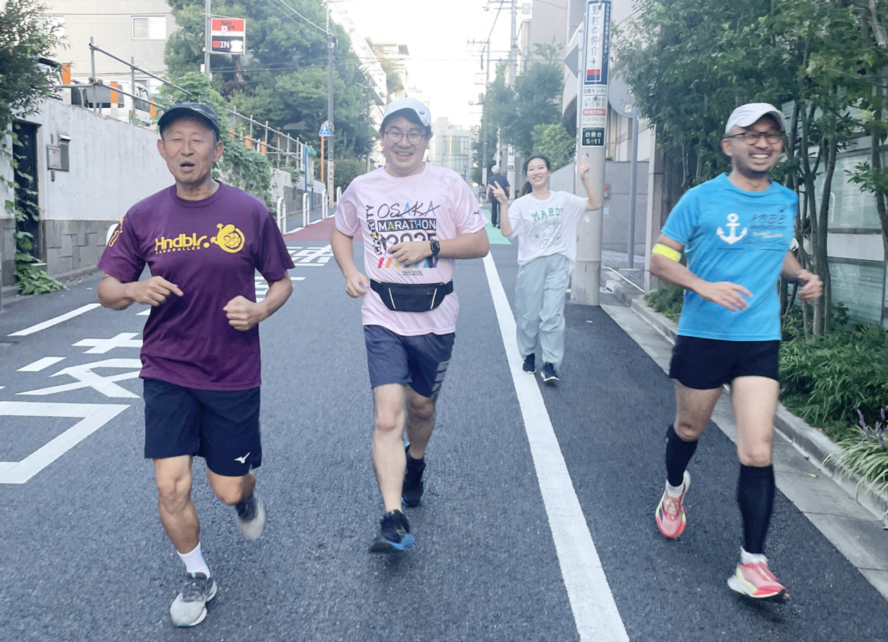 AARのチャリティランナーと職員