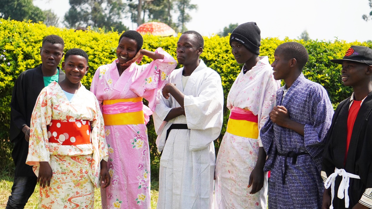 浴衣を着た男性と女性が並んでいる