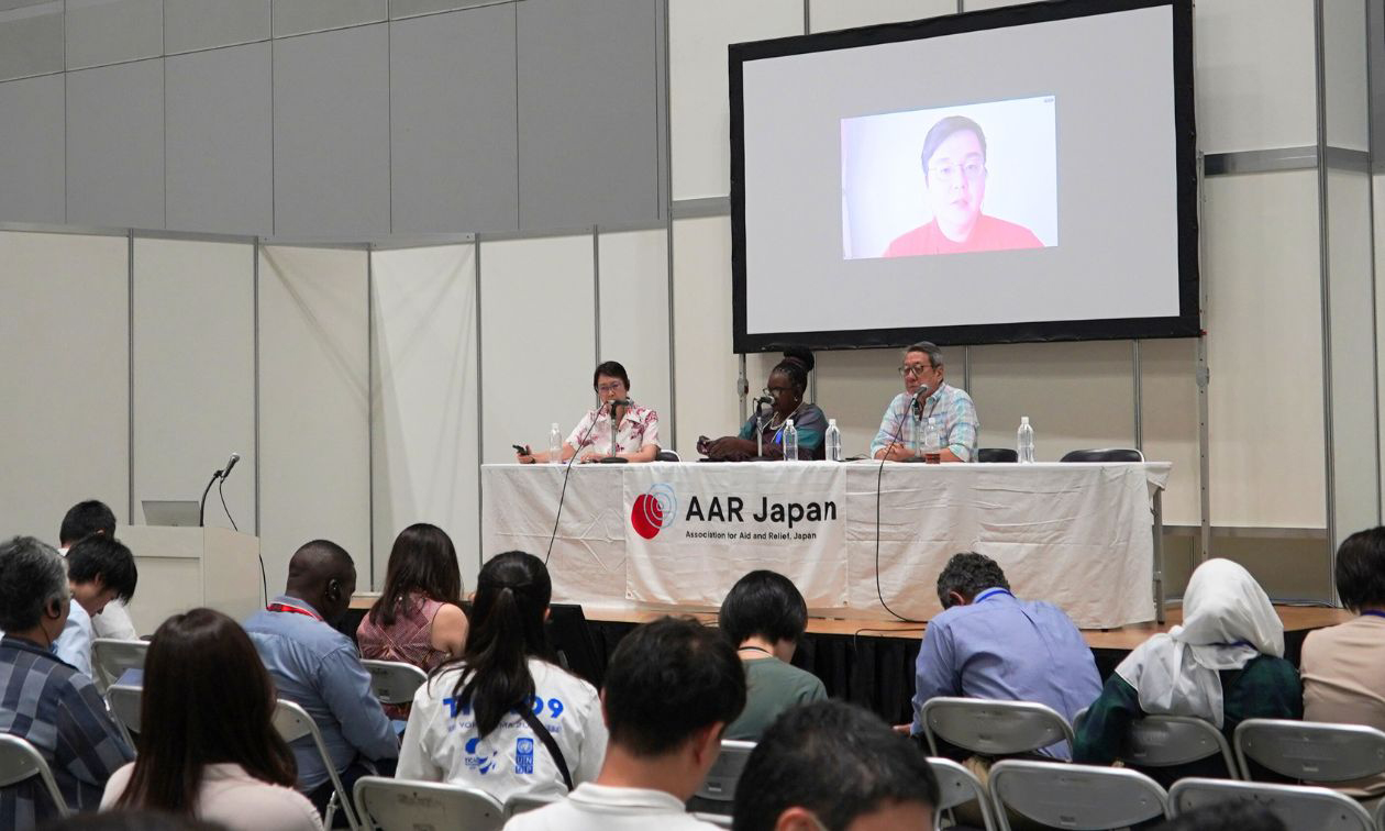 登壇する3人の画面に映るAAR職員