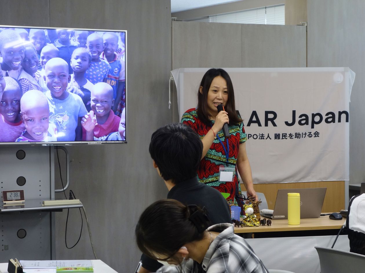会議室の前方で女性が話している