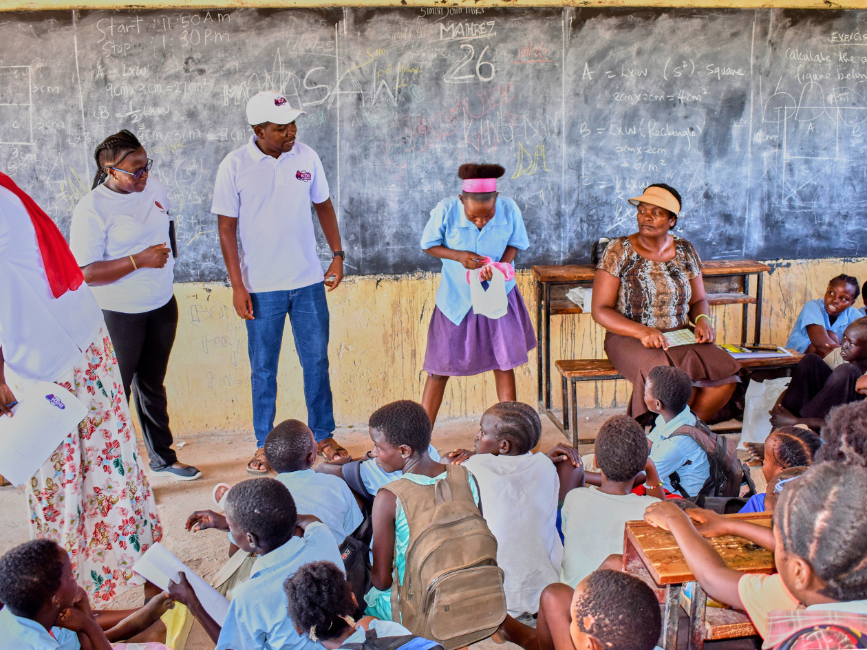 布ナプキンの使用法を学ぶ子どもたち
