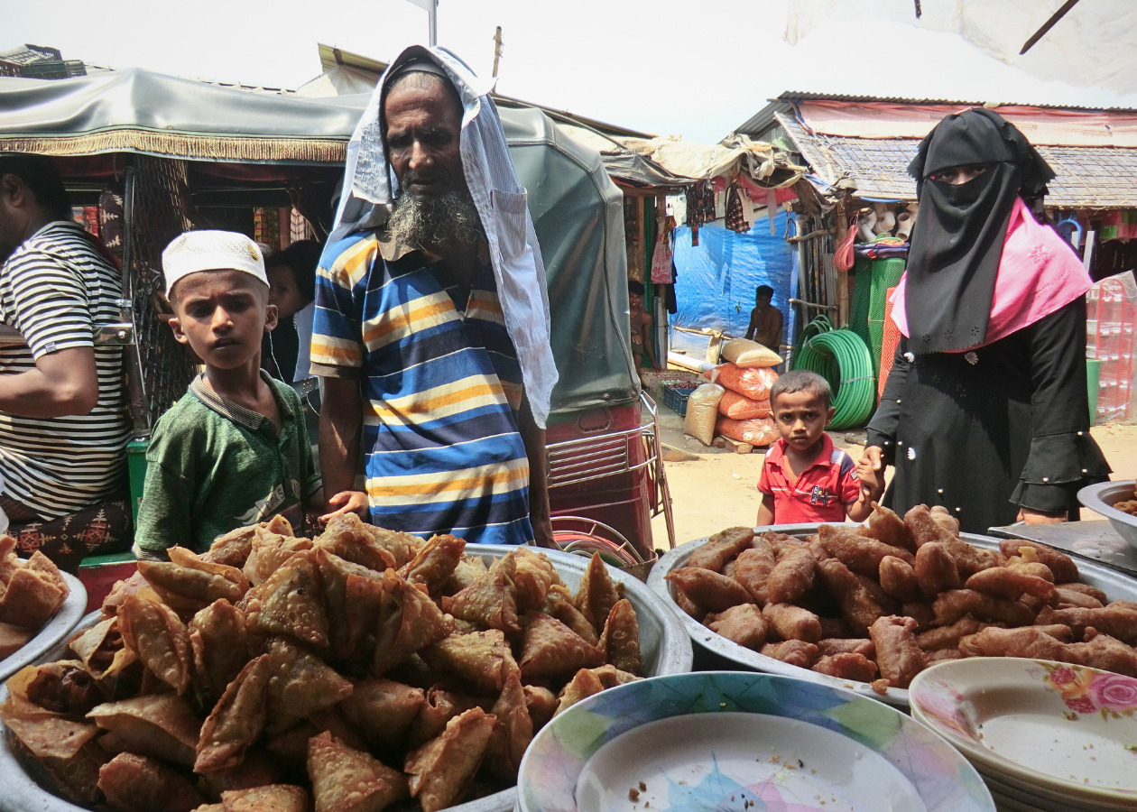 難民キャンプの軽食屋に立ち寄る親子の写真