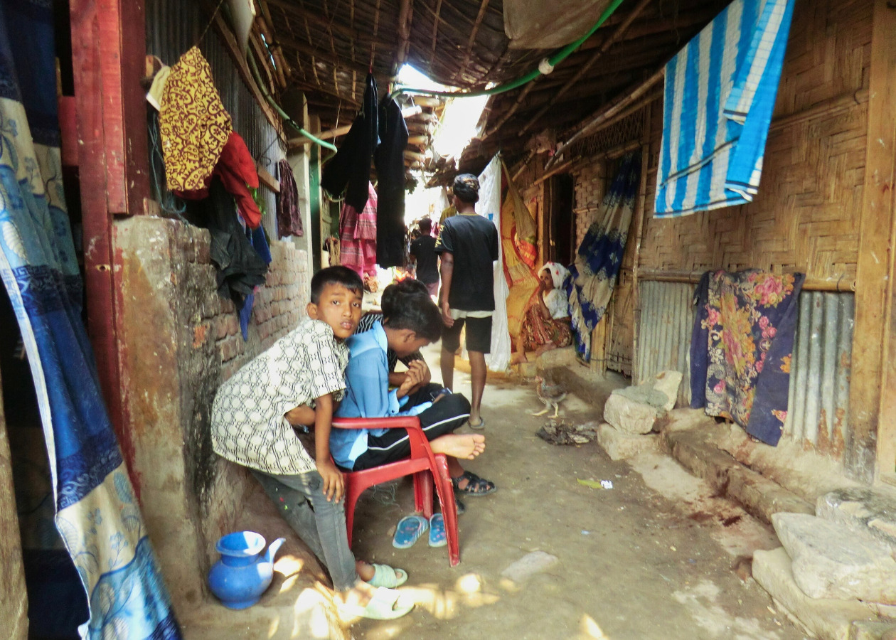 建物が密集する難民キャンプの通路の様子