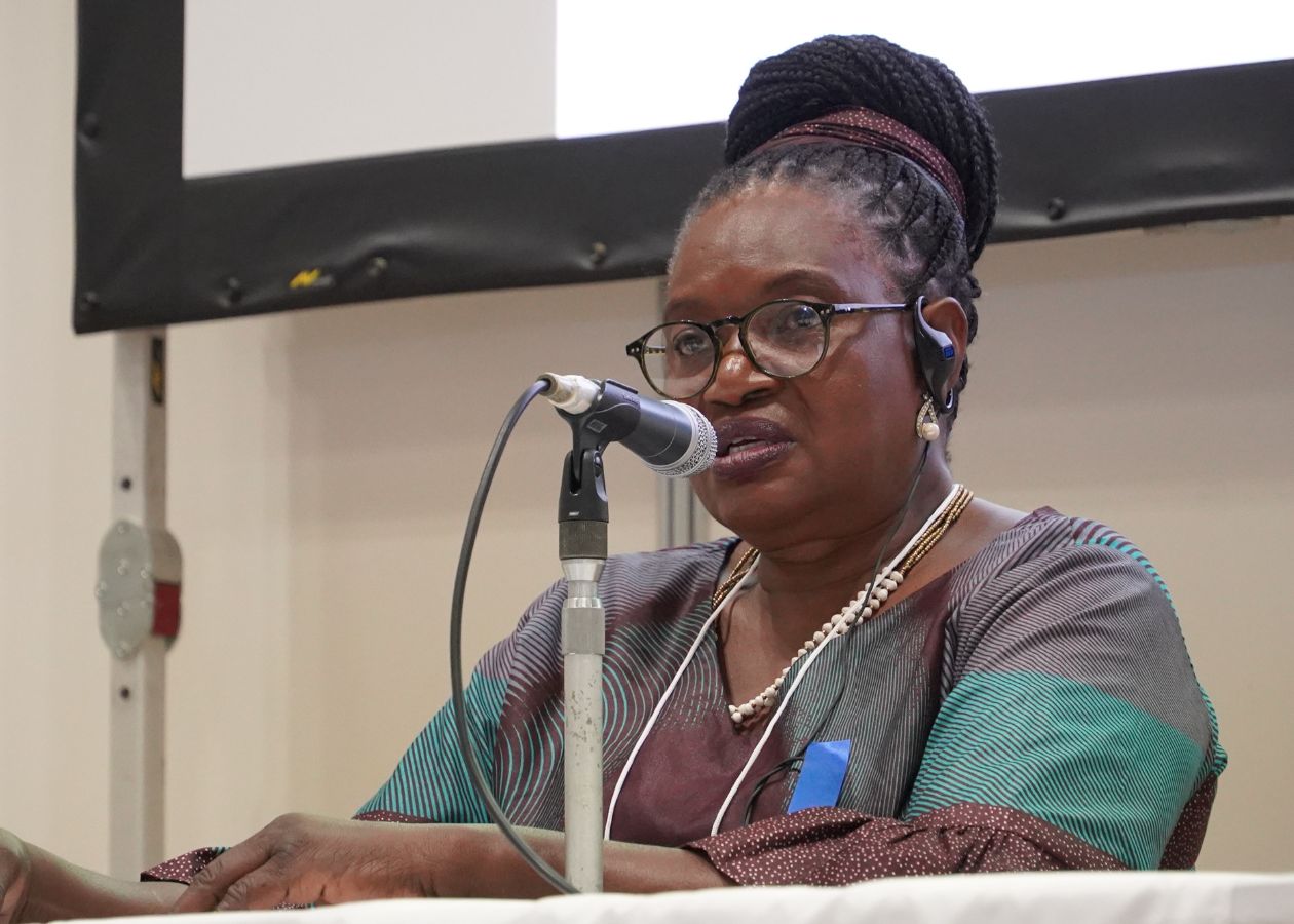 マイクの前で話をするアフリカ系の女性