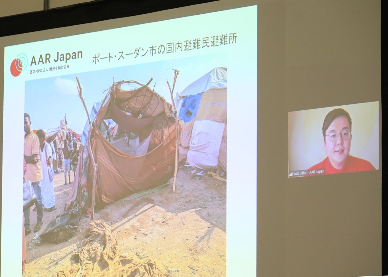画面のスライドに写る、スーダン国内避難民支援の様子と相波優太