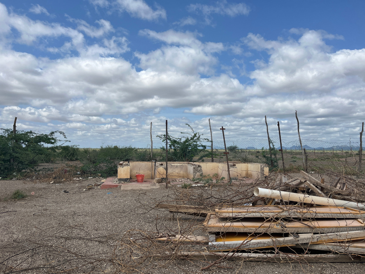 廃墟となったトイレの写真