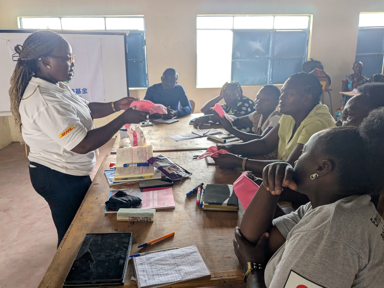 教員が生理用品の使い方を学習している様子