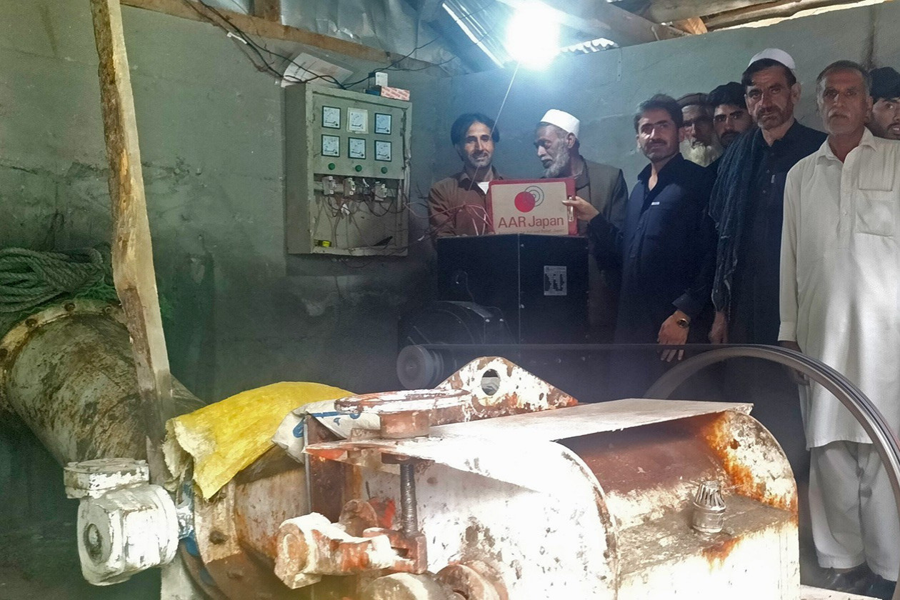 発電機を確認する村人たち