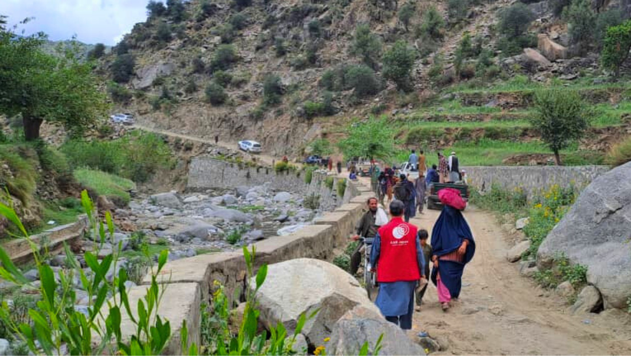 集落への道のりを歩くAAR職員