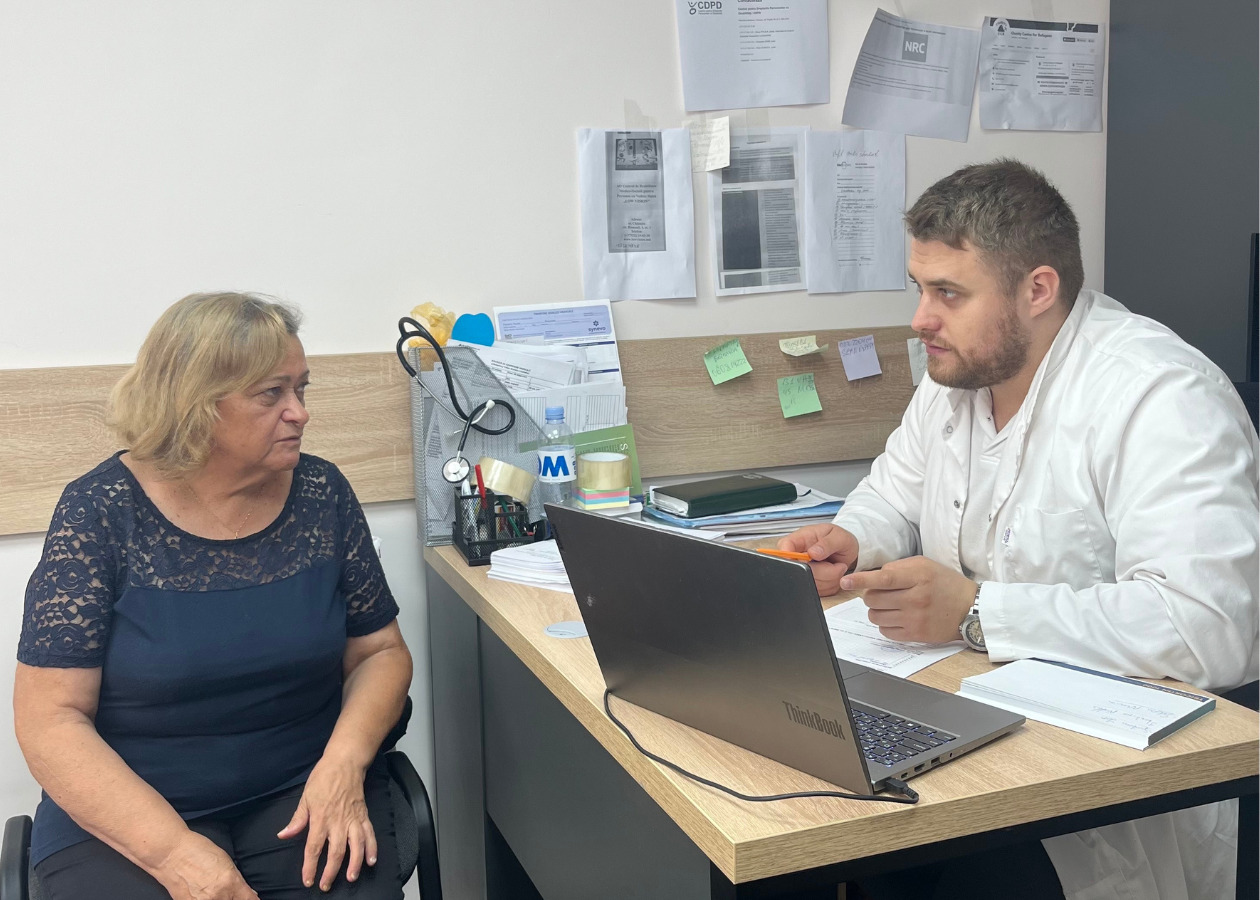 医師の話を聞くナタリアさん