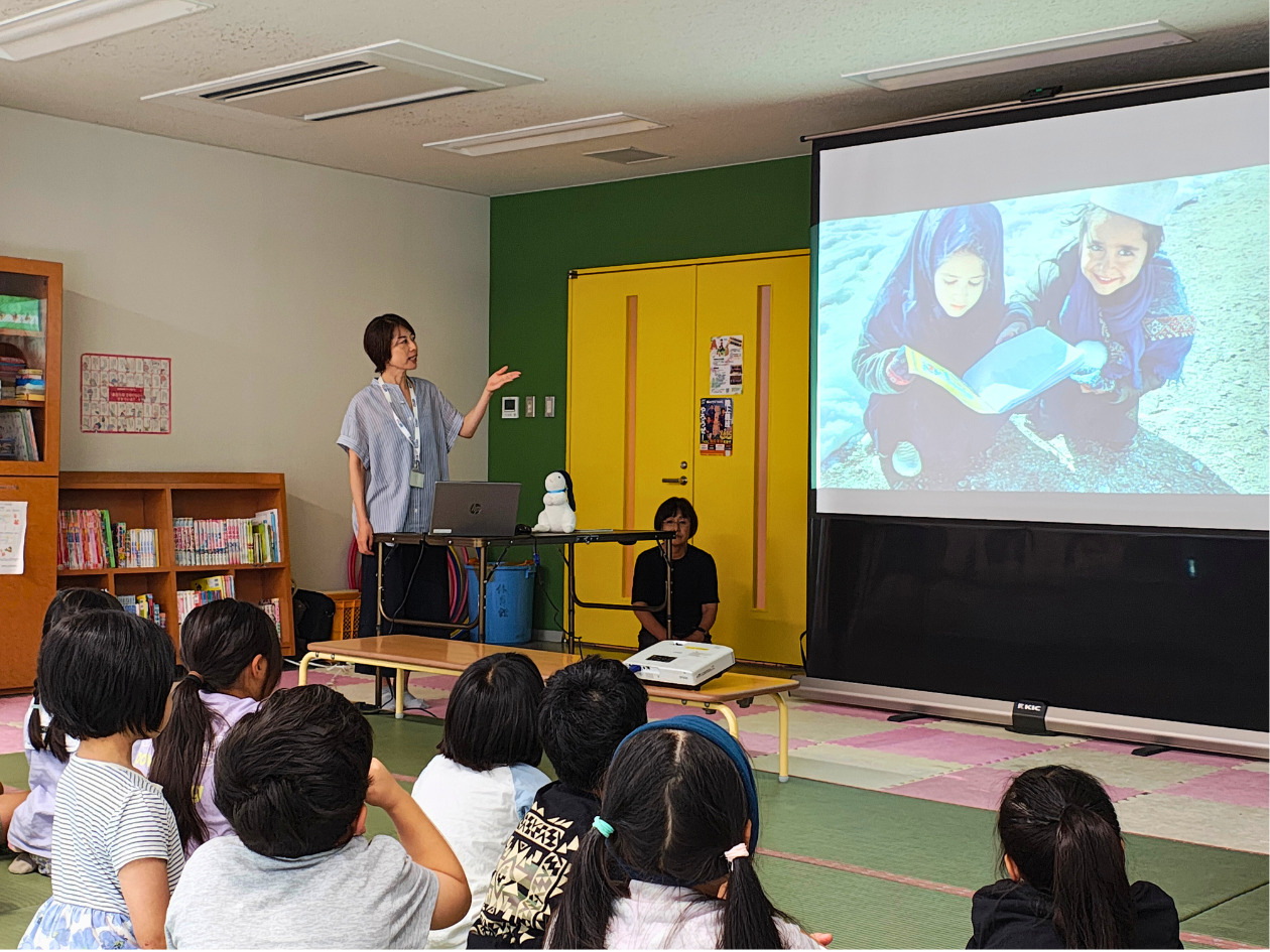 地雷についての説明をするAAR森川の写真