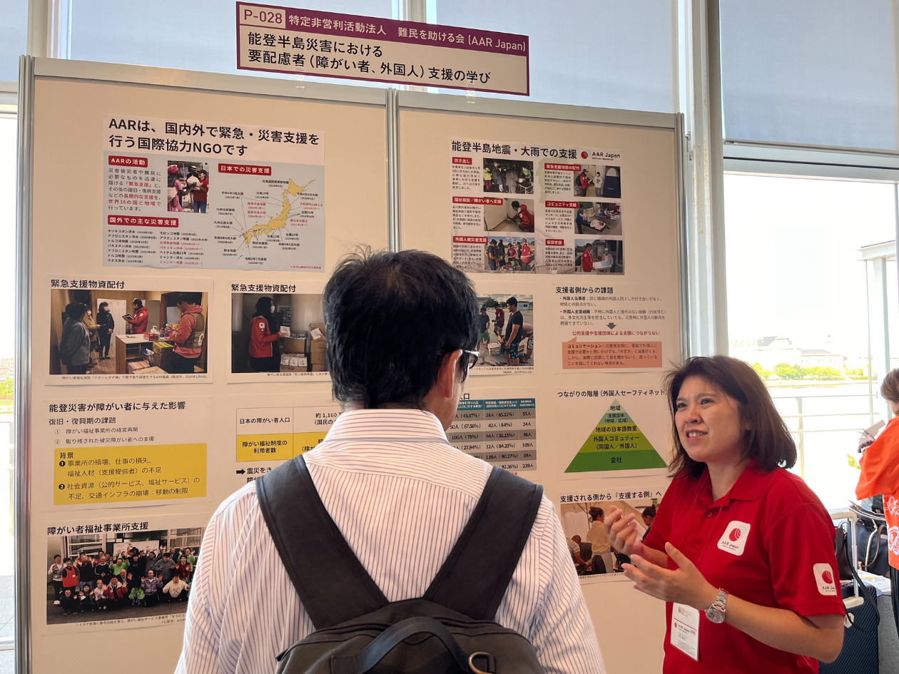 来場者と話すAAR山形