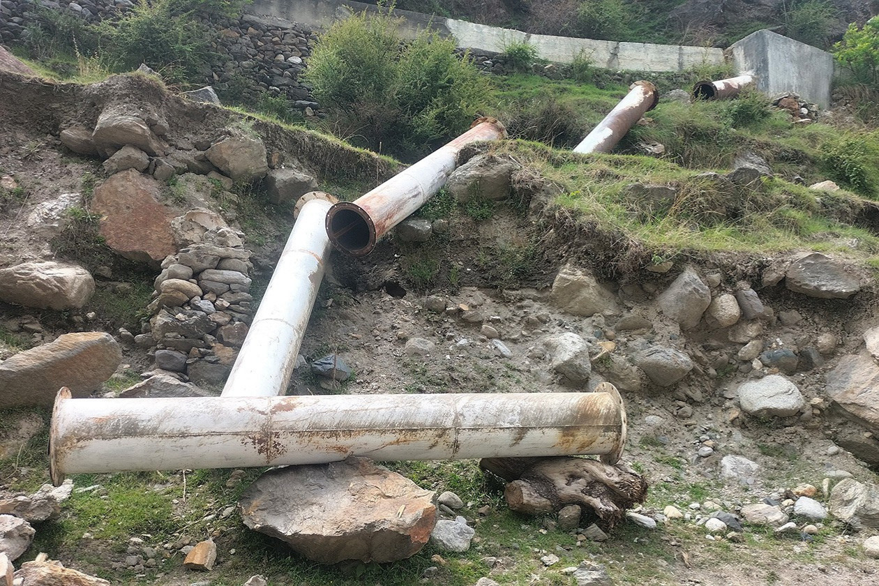 仮に設置された巨大な鉄製のパイプ