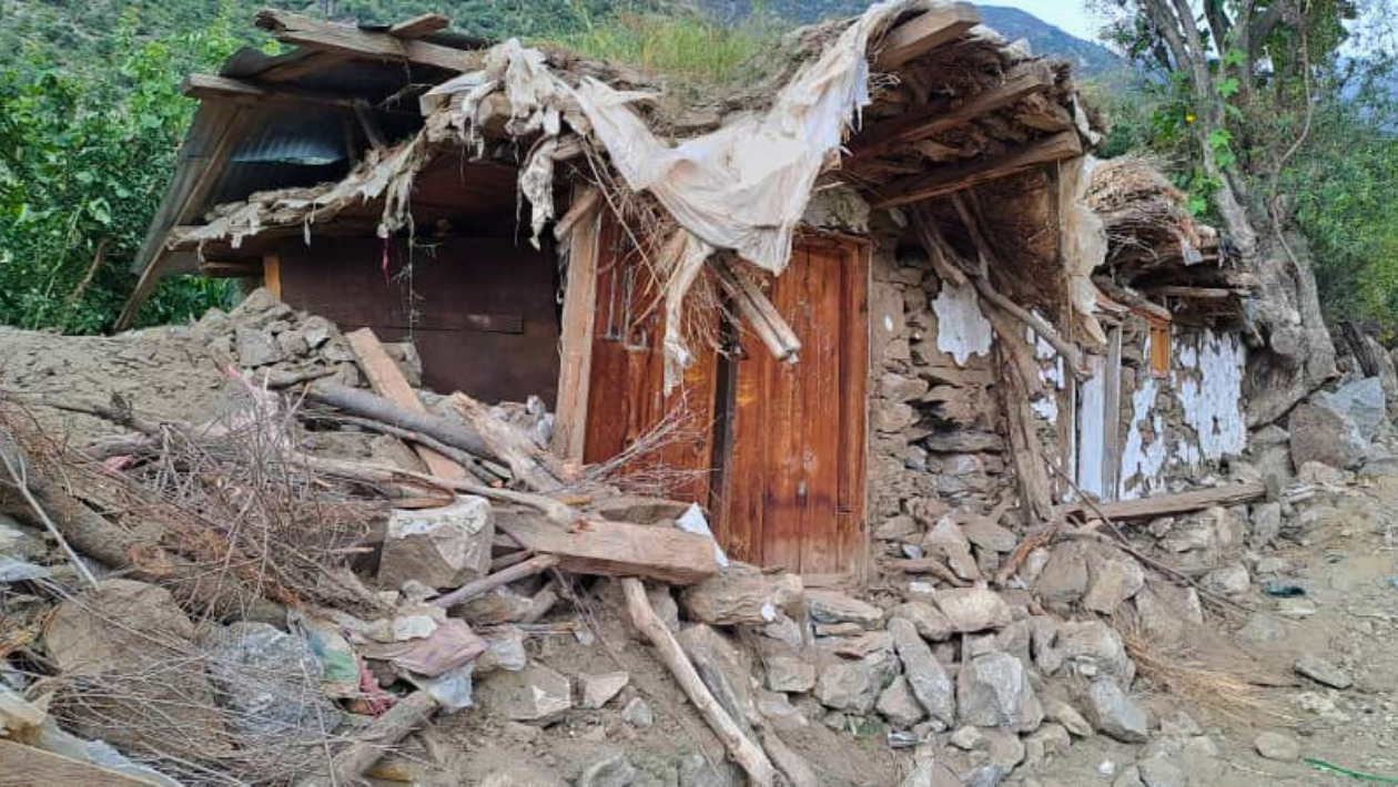 倒壊した日干しれんがの建物