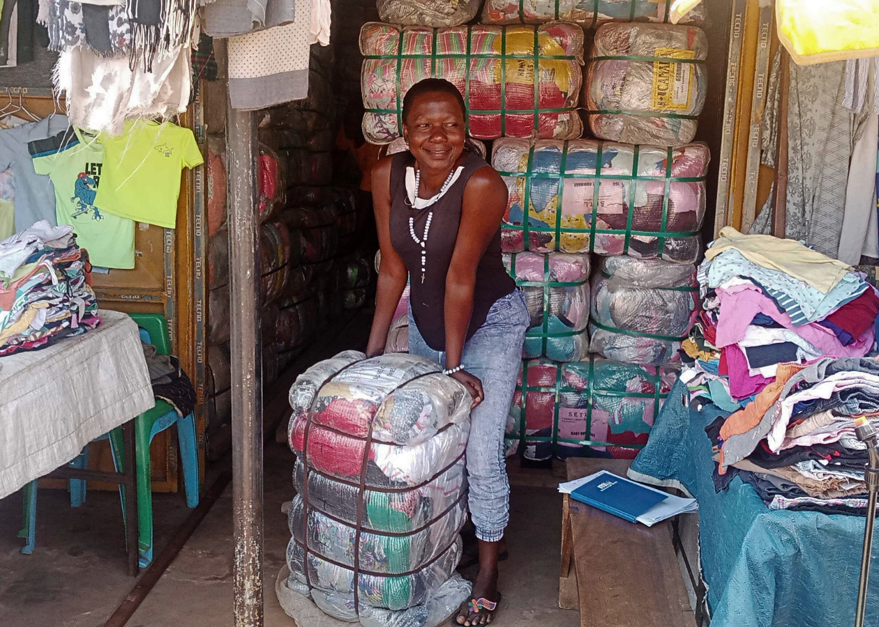 古着を受け取ったアリンダさん