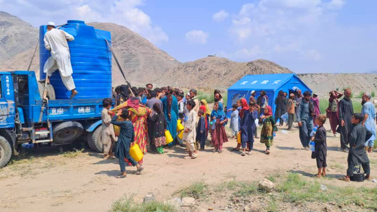 給水車と多くの避難者