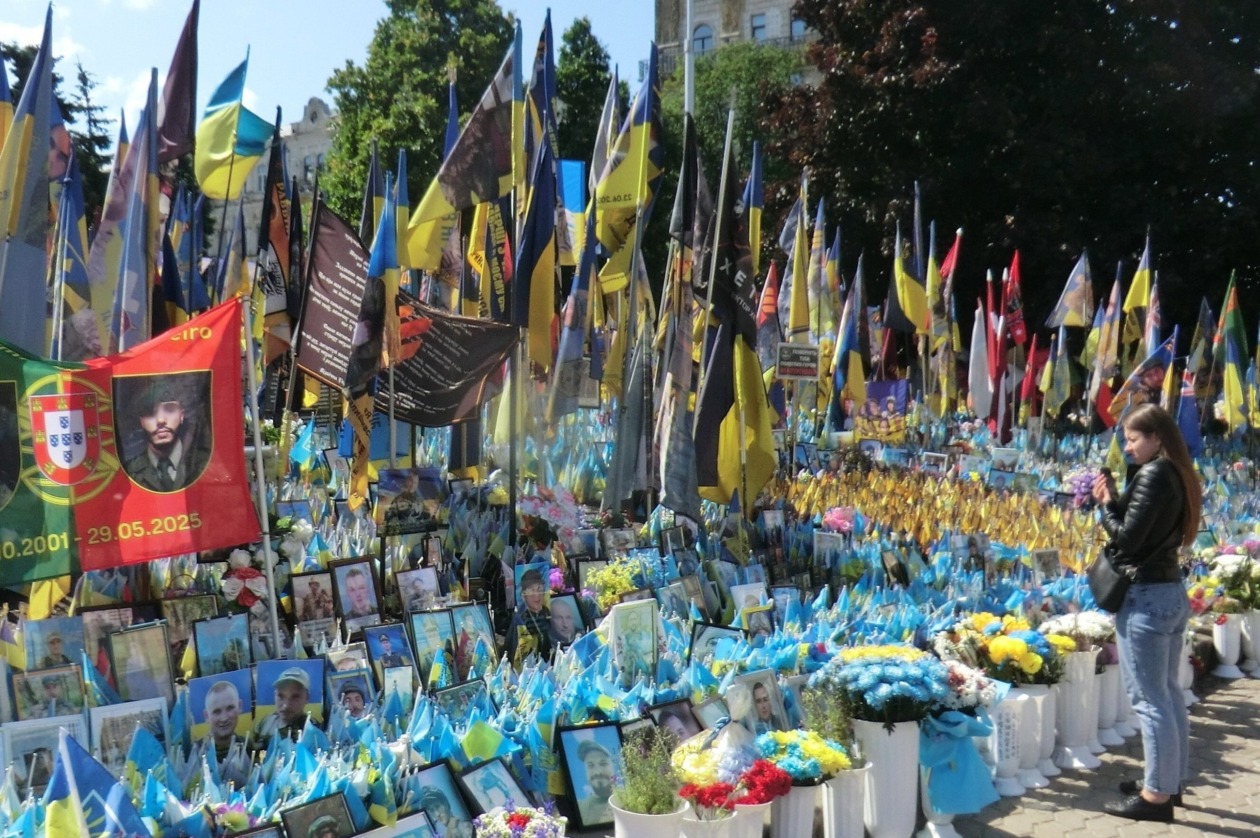 ウクライナの独立広場の写真。無数の国旗と戦没者の遺影。