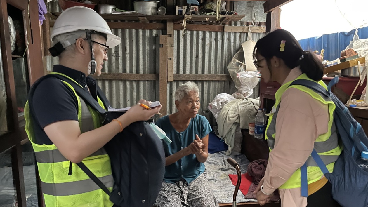 地震被災者から話を聞くAAR職員