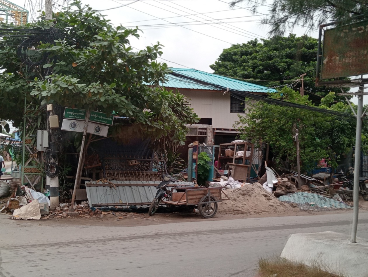 土砂が軒先に詰まれた家