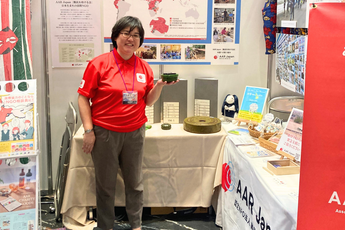 AARスタッフが地雷を手にもって説明している