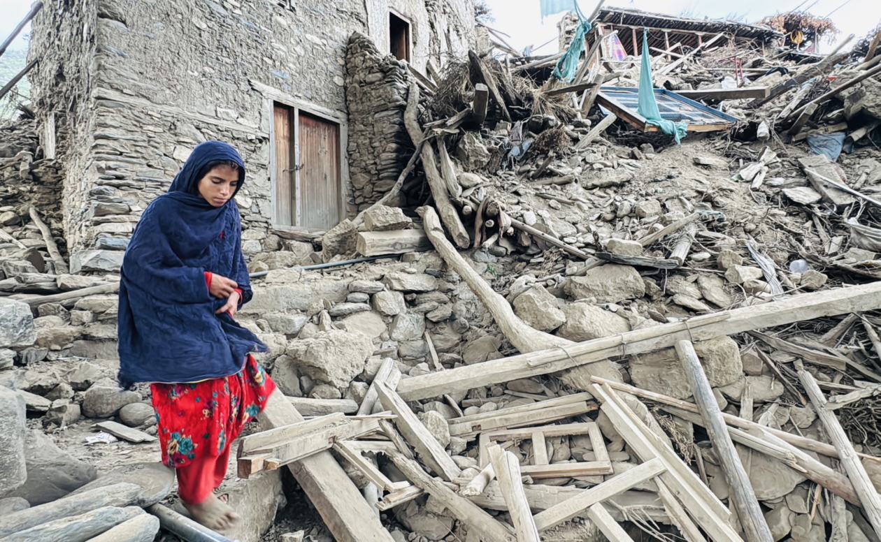 倒壊した建物と少女