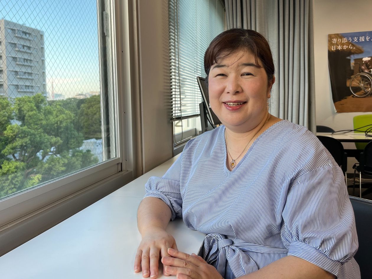 水色の洋服を着た女性