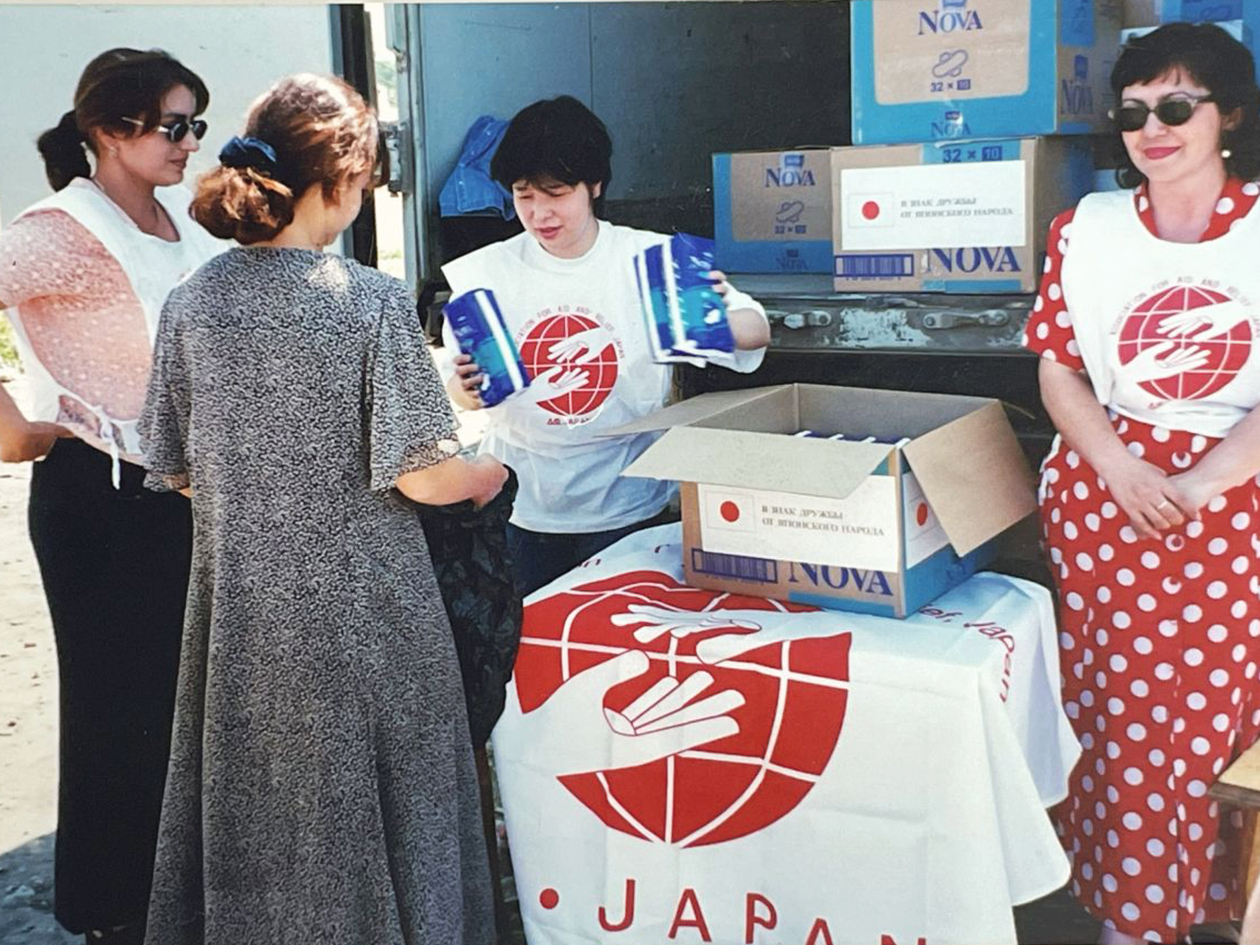 女性が衛生用品を配っている