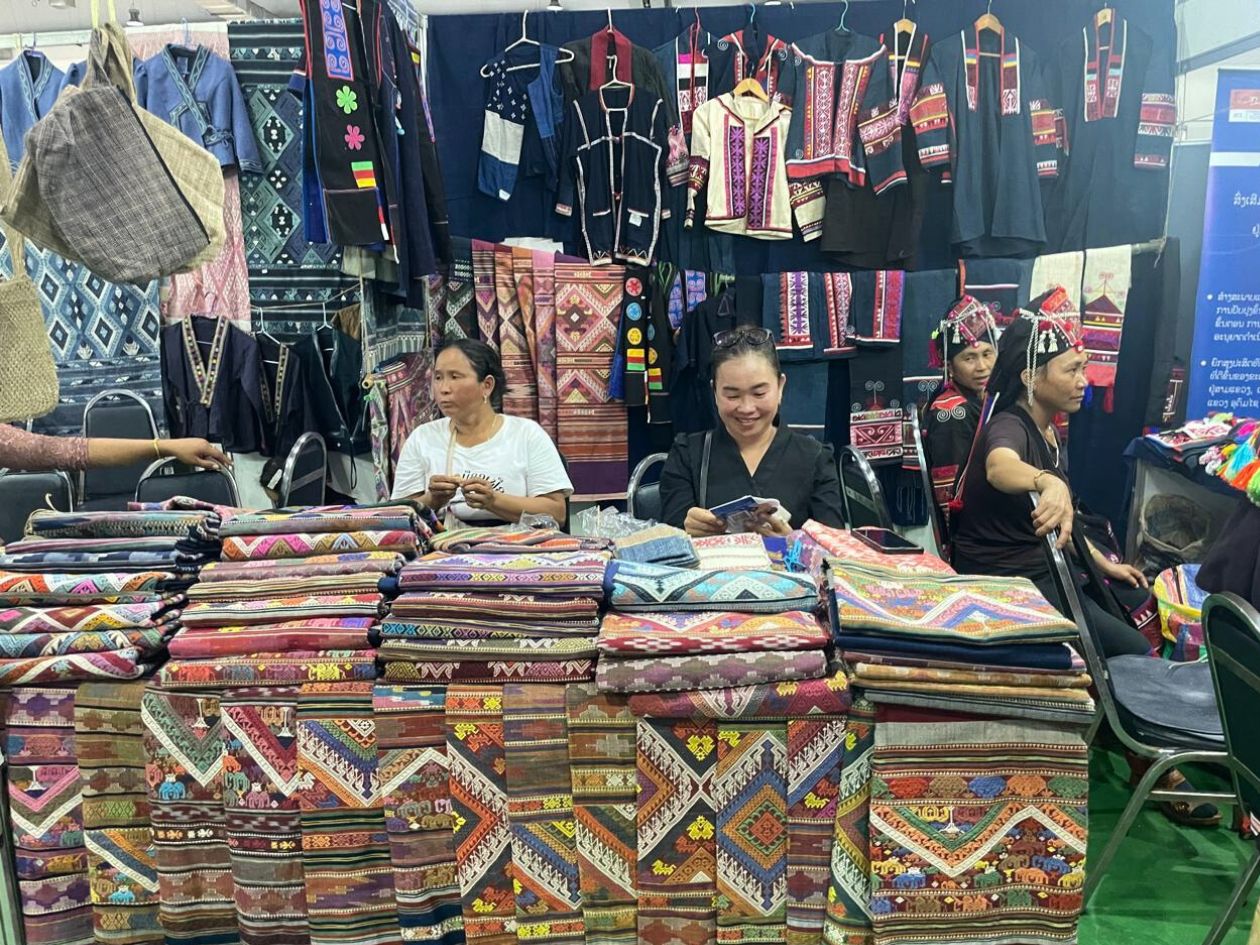 市場で女性たちが布を売っている