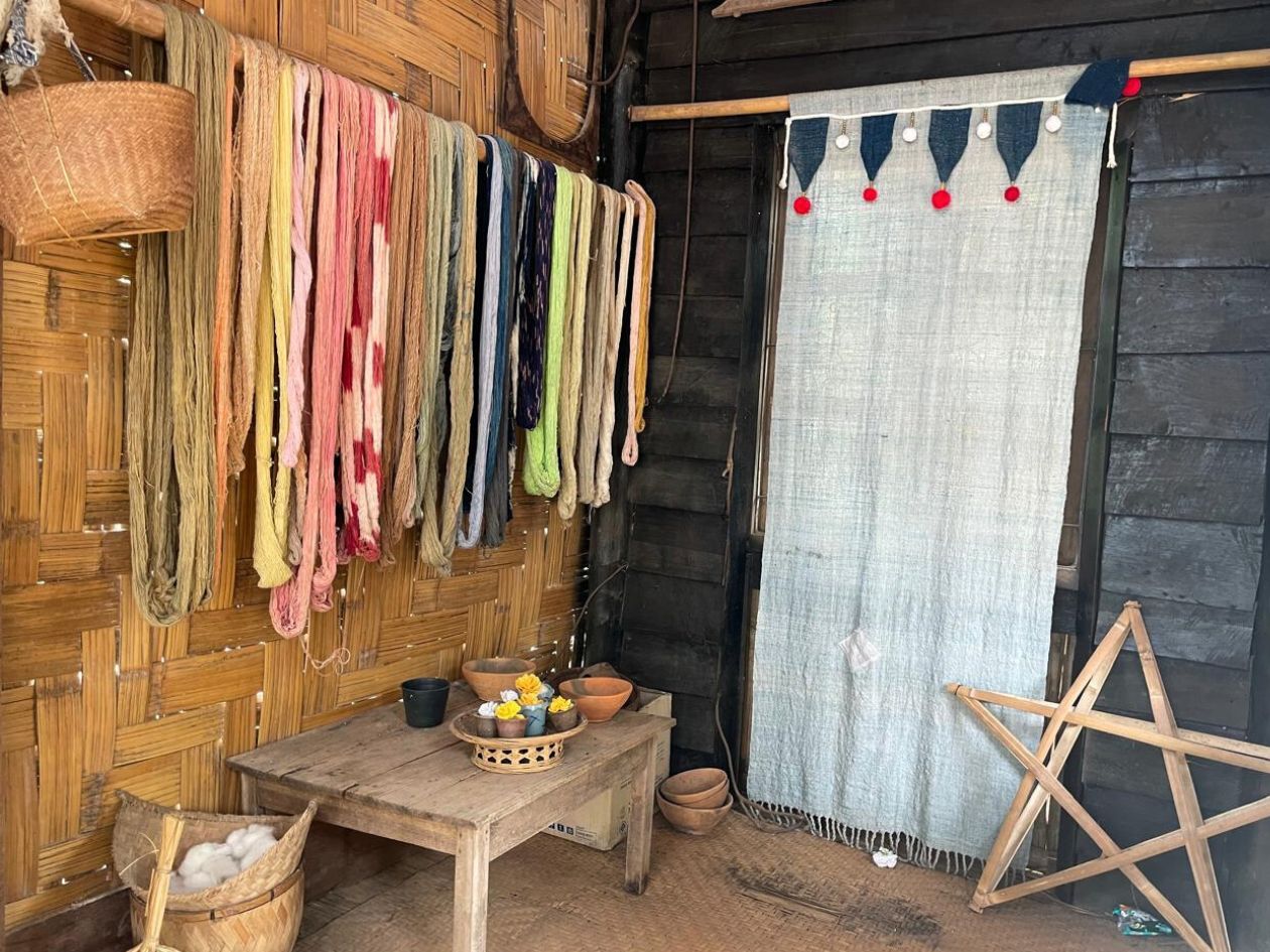 様々な色に染められた糸が吊るされている
