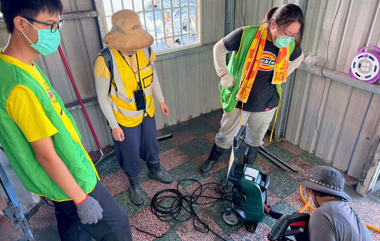 家屋清掃の様子