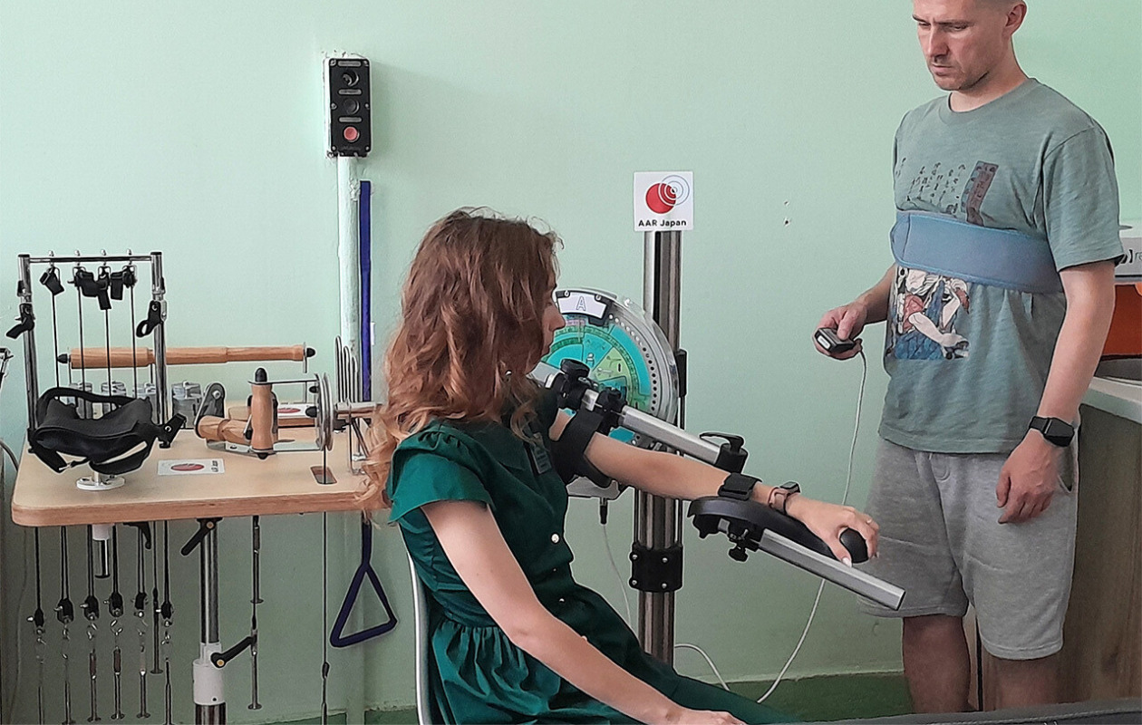 リハビリ機器を使用する女性